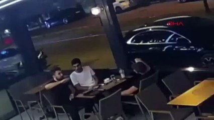 Seyir halindeki motosiklet devrildi; o anlar kamerada