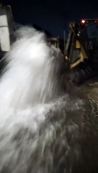 Vazamento de água forma cascata no asfalto e afeta trânsito em rua movimentada de Joinville