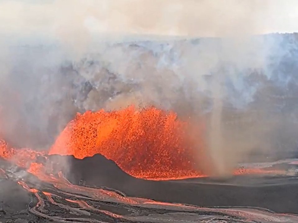 Feuriges Naturschauspiel: Wirbelnder 'Volnado' auf Hawaii