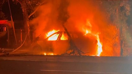 Un padre y su hijo salvan a un hombre justo antes de que su coche estallara en llamas
