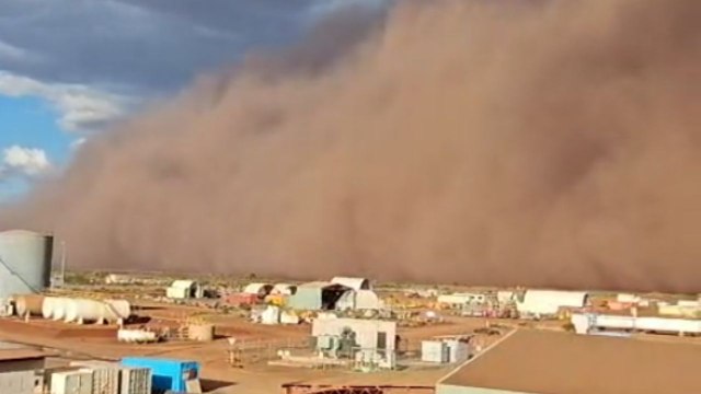 Huge dust storm heads toward gold mine and creates a dramatic scene for workers