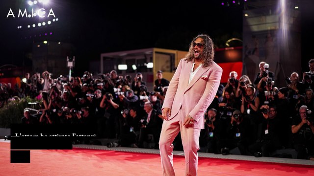 Occhi puntati sulla pedicure fucsia di Jason Momoa a Venezia 2025
