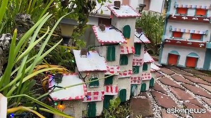 Dai cowboy a Biancaneve, il presepe "riciclato" che si rinnova ogni Natale