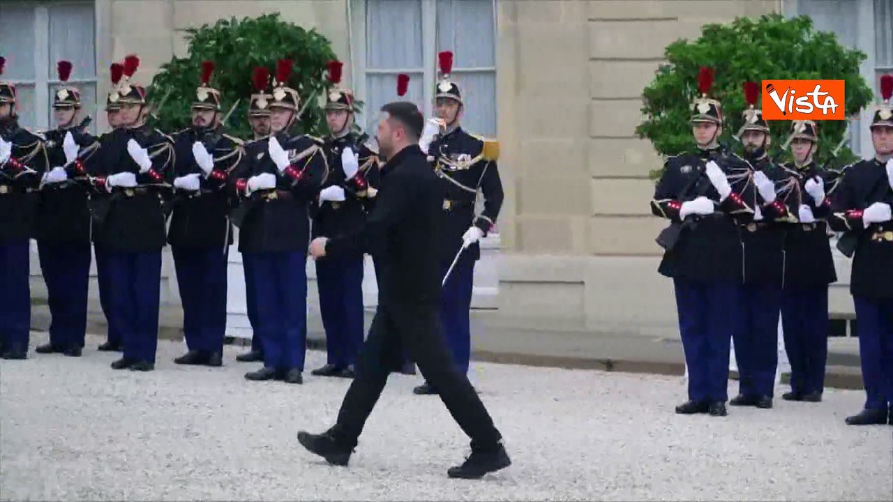 Zelensky a Parigi ricevuto da Macron all'Eliseo. L'abbraccio fra i due leader