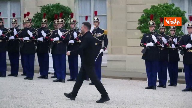 Zelensky a Parigi ricevuto da Macron all'Eliseo. L'abbraccio fra i due leader