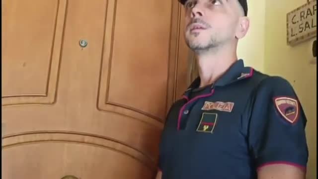 Forcella, accoltella e uccide il marito nel letto: «Mi aveva aggredito»