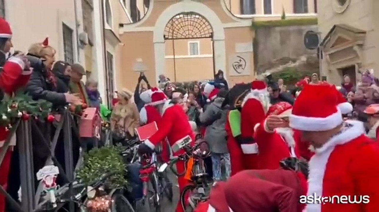 Babbo Natale in bicicletta, in centinaia per le strade di Roma