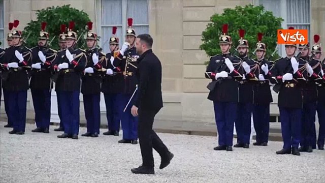 Zelensky a Parigi ricevuto da Macron all'Eliseo. L'abbraccio fra i due leader