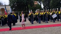 Letizia di Spagna e l'imbarazzo con Giorgia Meloni: come si devono posizionare per la foto?