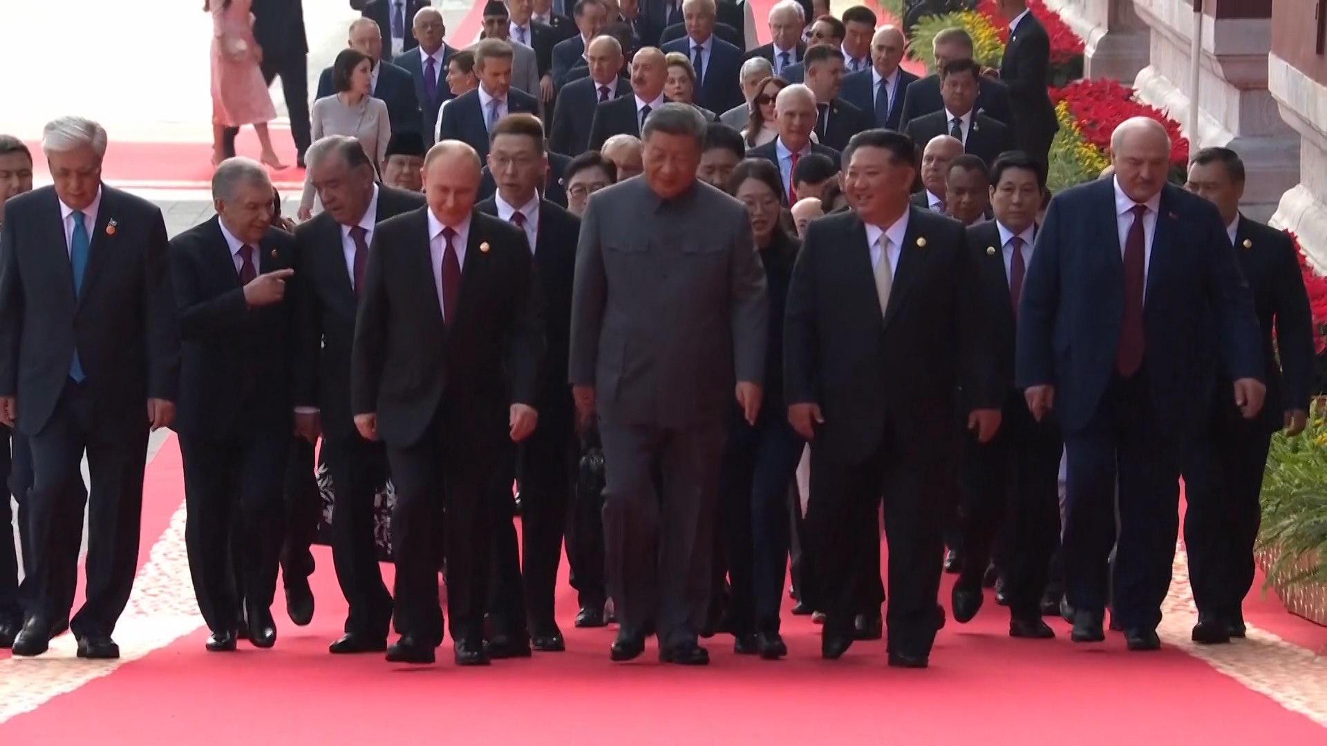 Un micr�fono abierto en la visita de Putin a China ha captado una conversaci�n con tintes c�micos del mandatario ruso junto al presidente chino, fantaseando con vivir eternamente. "Ahora con 70 a�os todav�a
se es un ni�o" dec�a Xi Jinping con la cara de aprobaci�n del ruso. "En unas d�cadas a medida que la biotecnolog�a avance, se seguir�n trasplantando �rganos humanos y las personas ser�n cada vez m�s j�venes e incluso podr�n alcanzar la eternidad" afirmaba el presidente chino. 
Esta conversaci�n m�s propia de un c�mic dist�pico se ha vuelto viral en las redes y ha dado la vuelta al mundo