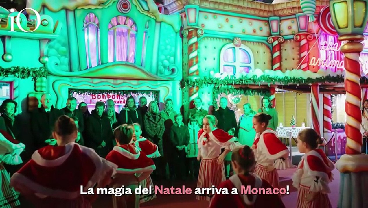 Charlene di Monaco, look glam rock ai mercatini di Natale con i gemellini Jacques e Gabrielle