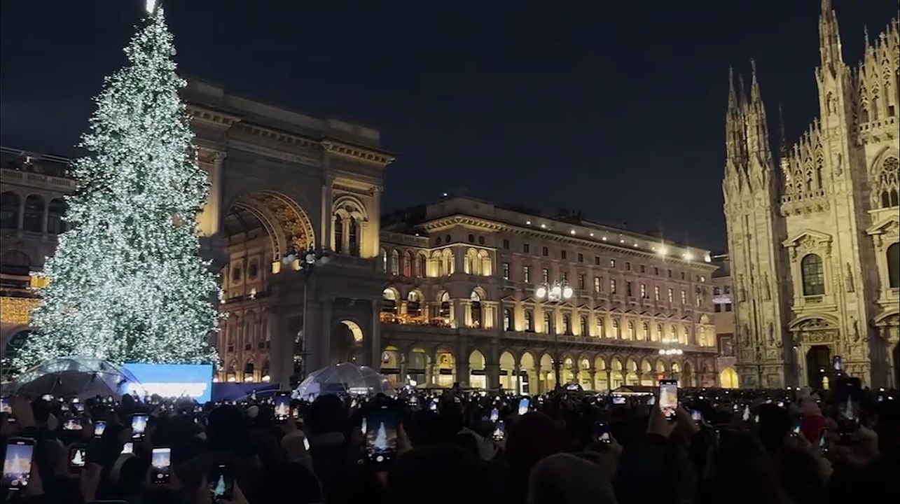 A Milano si accende il Natale: l'albero di piazza Duomo celebra le Olimpiadi invernali 2026