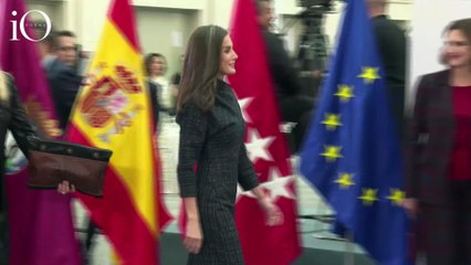 Letizia di Spagna sofisticata con il look in tweed. E quella spalla scoperta è "birichina"