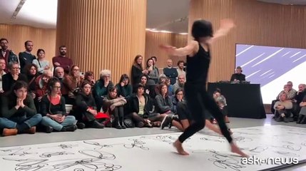 Scrittura e danza si incontrano in "O+", la performance che reinterpreta il tempo