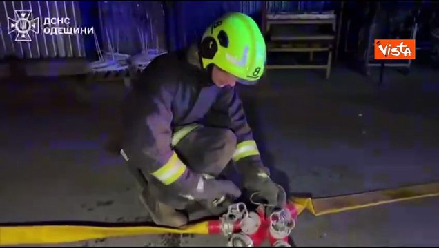 Attacco di droni russi su Odessa, in fiamme un magazzino e camion danneggiati