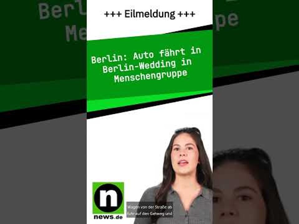 Auto fährt in Berlin-Wedding in Menschengruppe