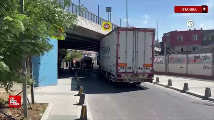 İstanbul Küçükçekmece’de kamyon alt geçide çarparak sıkıştı