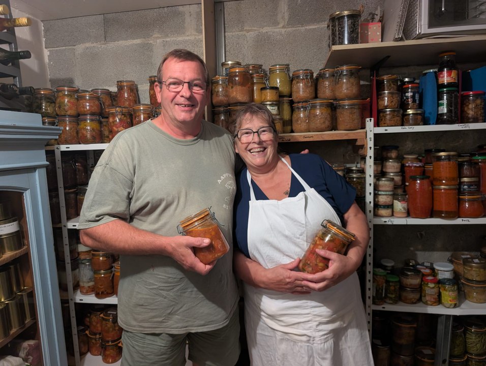 Dordogne : Christine prépare ses conserves de tomates pour l'hiver.