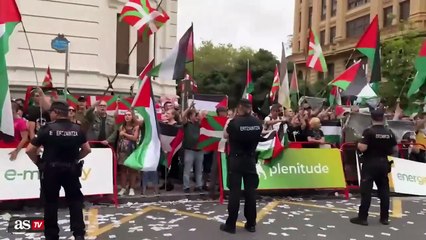 Las PROTESTAS PROPALESTINAS obligan a SUSPENDER la etapa de la VUELTA en BILBAO: ESCENA DE PELÍCULA