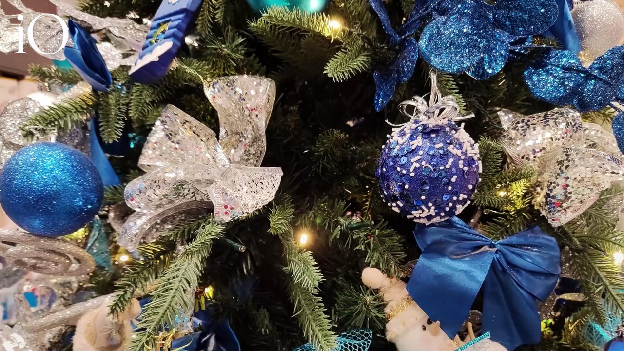 Albero di Natale 2024: nuove tendenze, colori e idee creative per decorarlo con stile
