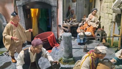 La statuina di Matilde Serao tra i "nuovi pastori" del Presepe dei fondaci, a Napoli