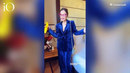 La provocazione di Naike Rivelli: l'abito-banana in stile Cattelan sul red carpet di Torino