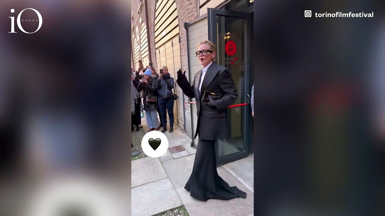 Eleganza androgina e glamour da diva: Sharon Stone conquista il red carpet torinese