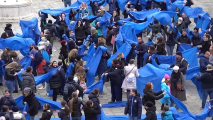 Un fiume umano blu a Venezia per dire no alla violenza sulle donne