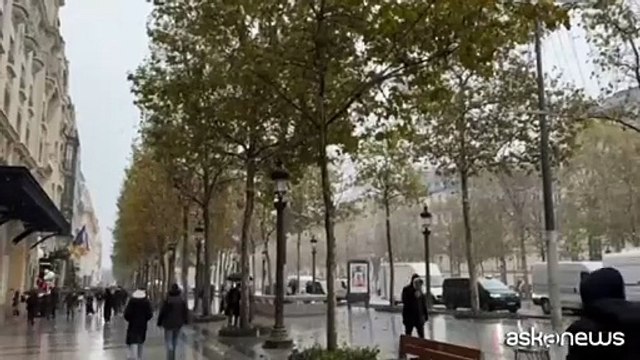 Lo spettacolo della prima neve a Parigi. E in Normandia gli scorci sono suggestivi