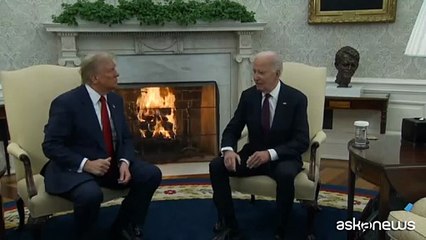 Trump e Biden alla Casa Bianca, la stretta di mano davanti al camino
