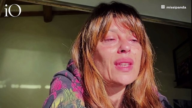 Claudia Pandolfi in lacrime per le vittime di bullismo: «Mi dispiace per il vostro dolore»