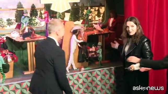 Magia natalizia a Parigi: Juliette Binoche illumina le vetrine di Printemps