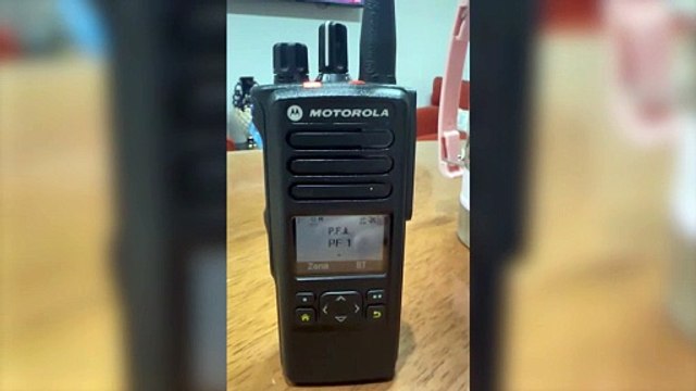 El presidente Javier Milei tomó un handy de la Policía Federal y al grito de “viva la libertad carajo”