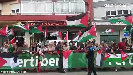 Gritos de "boicot a Israel" y decenas de banderas palestinas al paso de La Vuelta por Cantabria