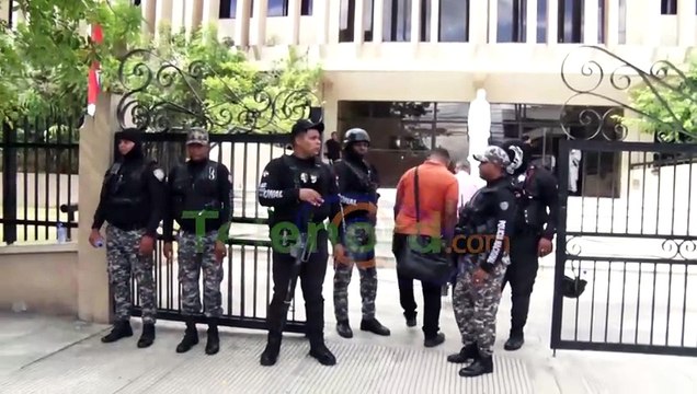 Aplazan audiencia contra hombre acusado de hechos delictivos en SFM tras renuncia de su abogado