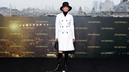 Jennifer Lopez, cappotto rétro e stivali gladiatore: un mix di epoche che celebra Dior