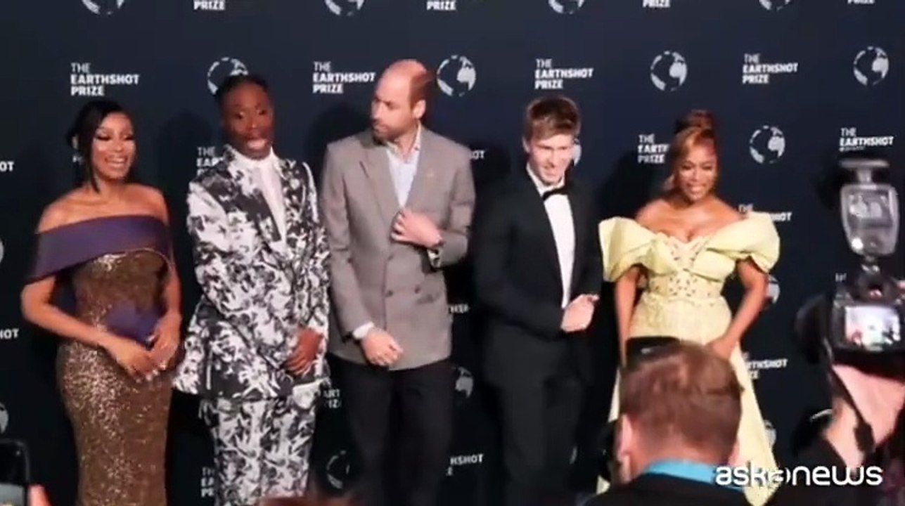 Il principe William, sorriso e barba in Sudafrica (senza Kate) per gli Earthshot Prize