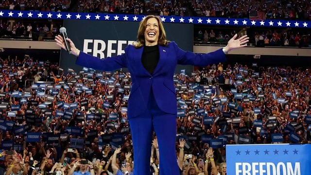 Kamala Harris e il tailleur come strategia politica: i suoi migliori look in campagna elettorale
