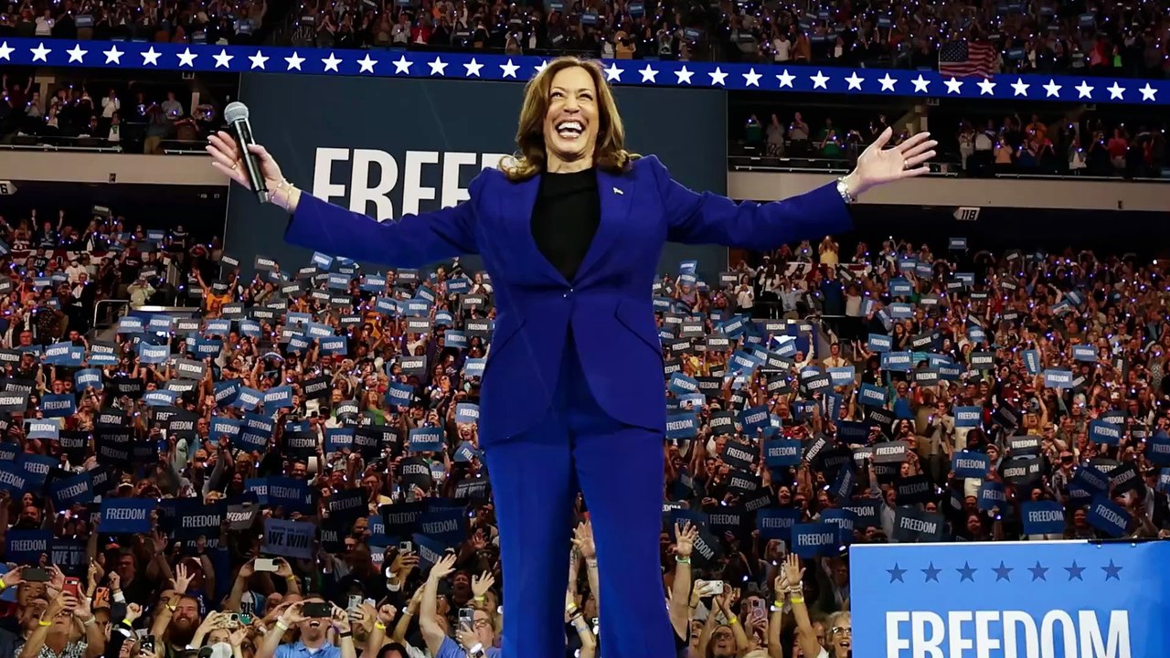 Kamala Harris e il tailleur come strategia politica: i suoi migliori look in campagna elettorale