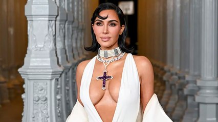 Kim Kardashian, polemiche per la croce di Lady Diana indossata su una scollatura vertiginosa