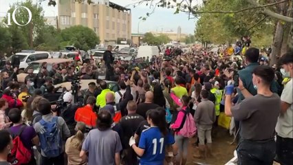 Valencia "accoglie" Felipe e Letizia di Spagna con lanci di fango e insulti: la regina scoppia in lacrime