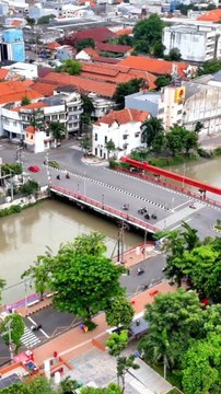 Kota Lama Surabaya adalah warisan sejarah dengan daya tarik arsitektur bangunan kolonial yang megah, jalan-jalan yang sarat sejarah dan suasana nostalgik yang kental.#KotaLamaSurabaya #KotaLama #WisataSurabaya #WisataKotaLama #NgurahSuryaKusuma