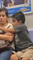 Ce petit garçon prend soin de sa maman pendant son sommeil dans le métro