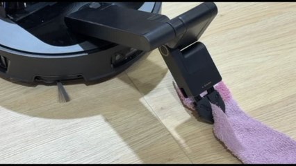 Il robot che sgombra il campo dagli indumenti abbandonati per terra