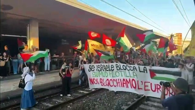 Pisa, corteo sui binari: manifestanti per Gaza bloccano la stazione