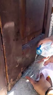 Una joven da alimenta a unos perros encerrados durante días dentro de una casa okupada en Santa Cruz de Tenerife