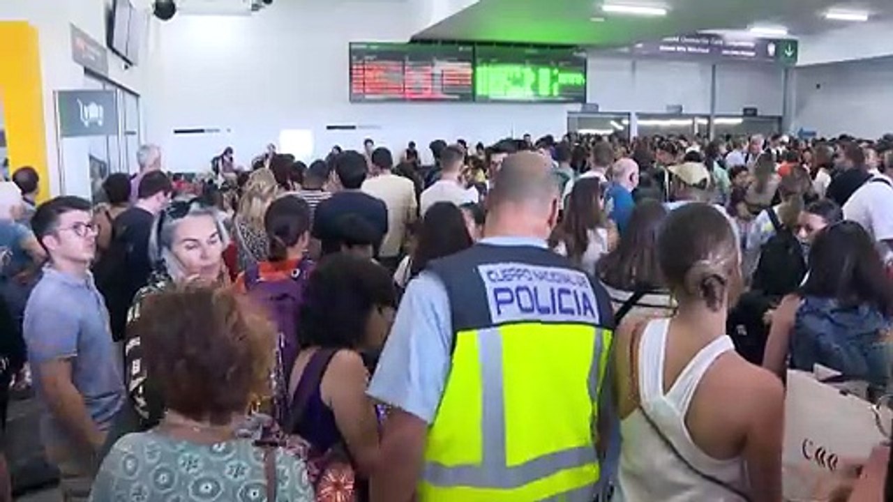 Una caída de los servidores informáticos de Adif provoca paradas y retrasos