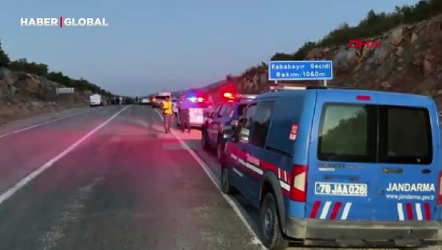 Karabük'te korkunç kaza! 2 araç kafa kafaya çarpıştı: 3 kişi hayatını kaybetti