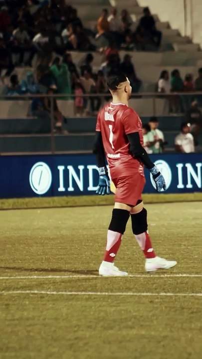 Gabriel Urbina recrea la pasarela de Sheynnis Palacios en el campo de juego