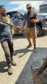 Une petite coupe de cheveux... à la hache